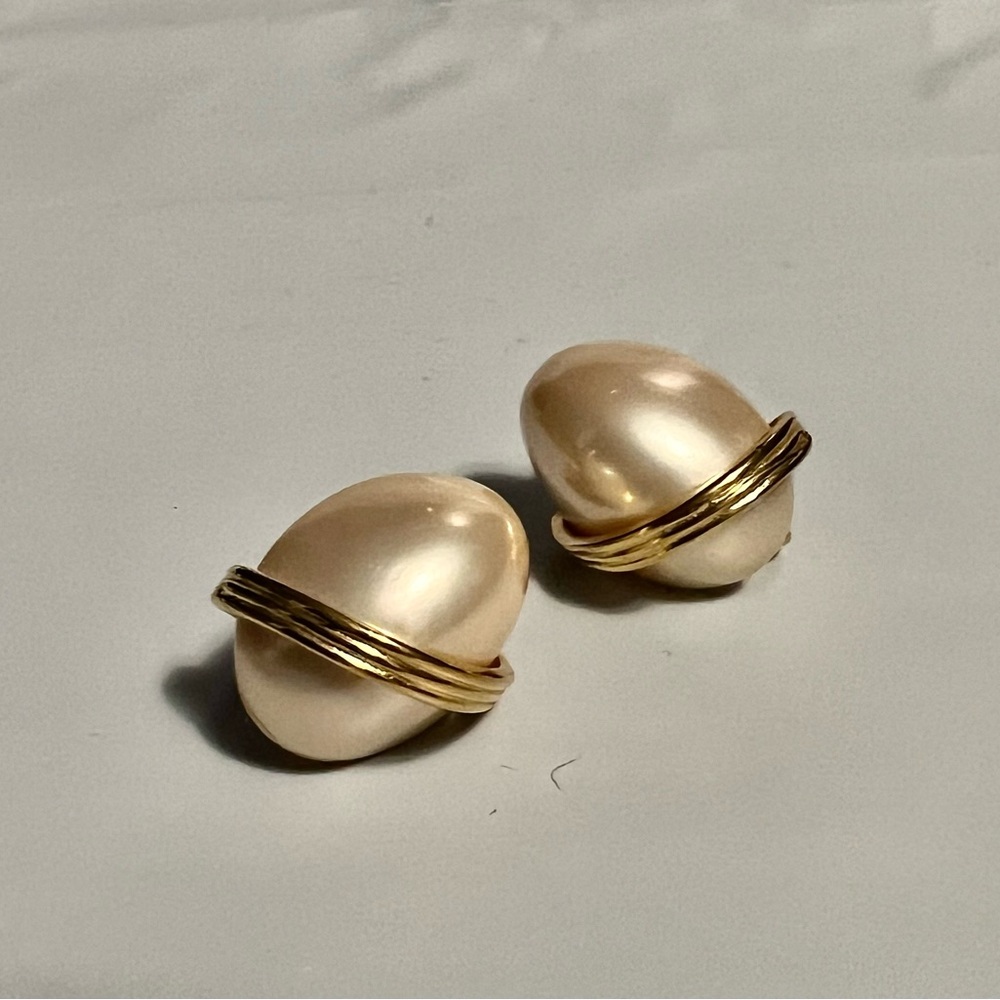 Vintage 1980s faux pearl clip on Earrings